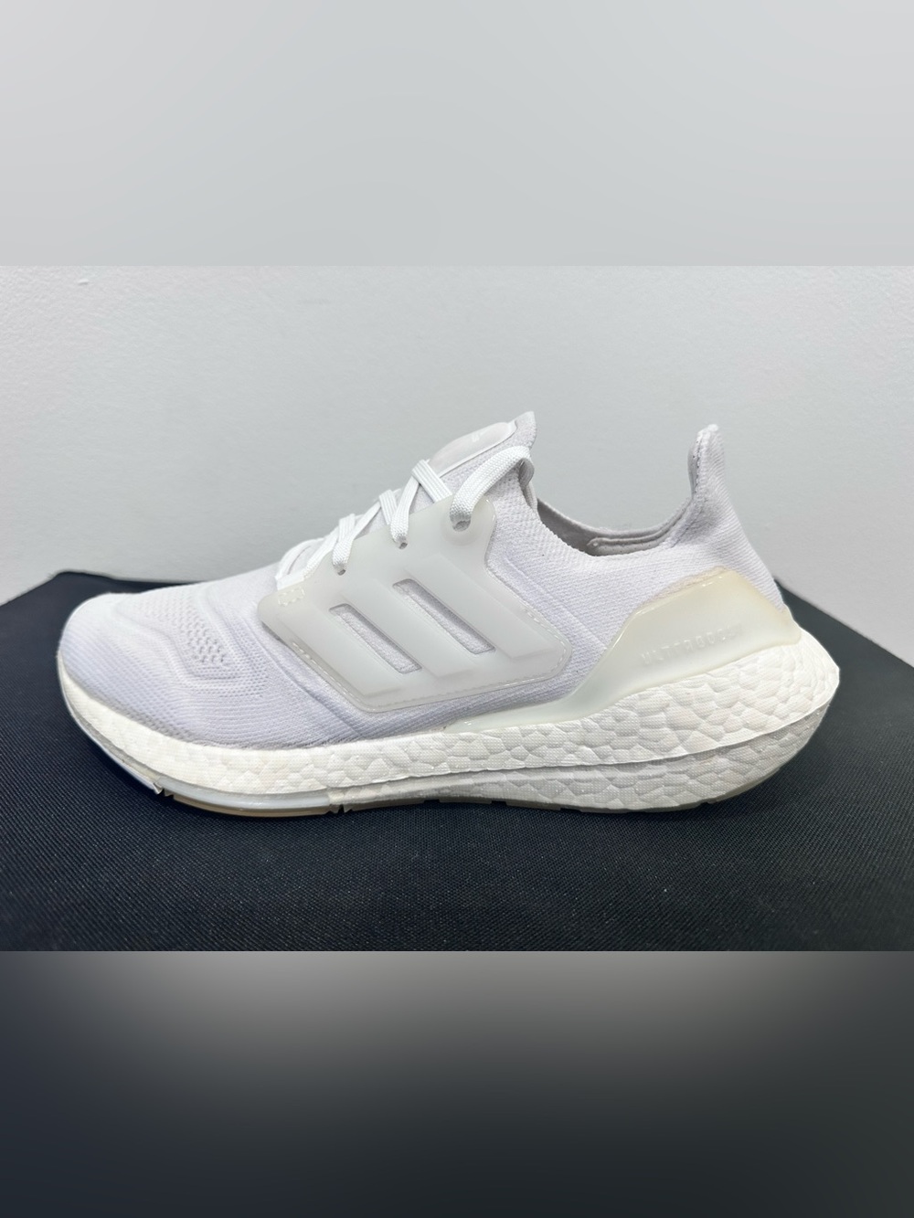 ADIDAS ULTRABOOST WHITE ATHLETIC SHOES SIZE: 9 WOMEN